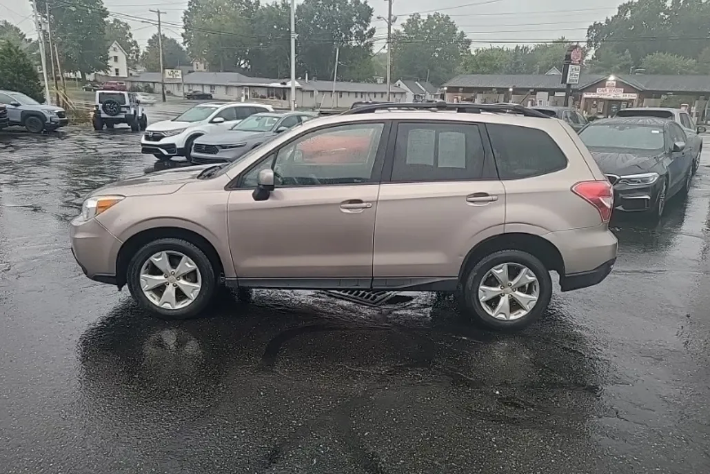 2015 Subaru Forester 2.5i Premium photo 1