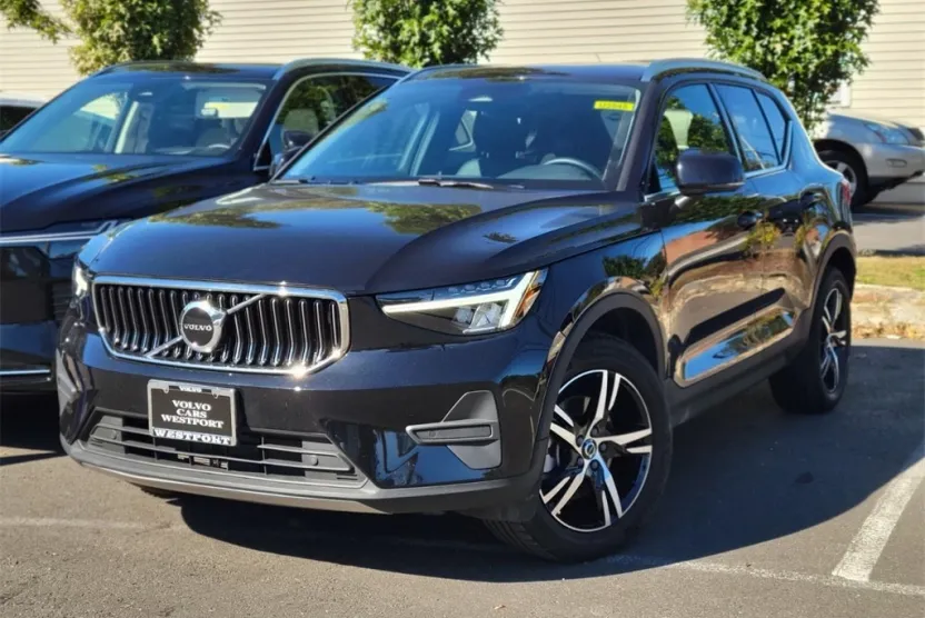2025 Volvo XC40 Core photo 1