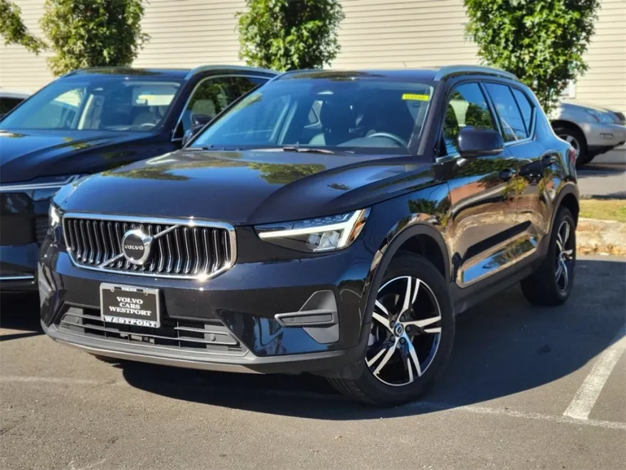 2025 Volvo XC40 Core photo 1