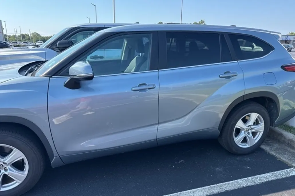 2023 Toyota Highlander LE photo 1