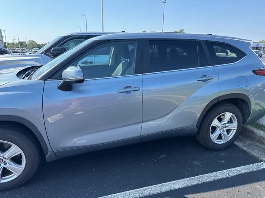 2023 Toyota Highlander LE photo 1