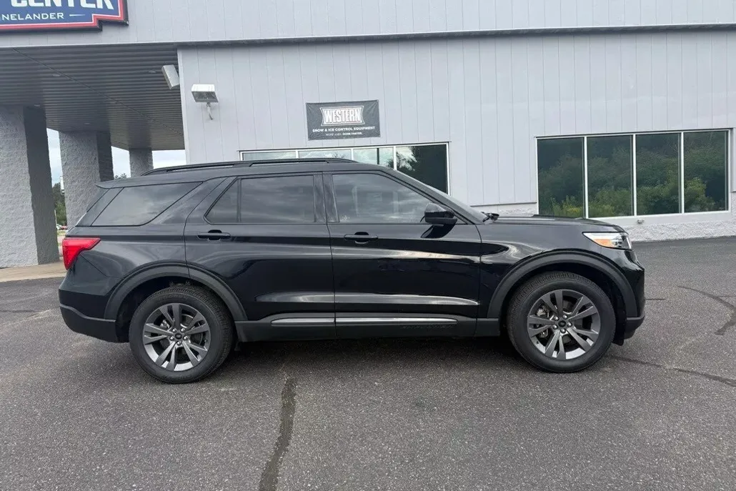2022 Ford Explorer XLT photo 1