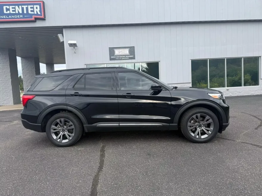 2022 Ford Explorer XLT photo 1