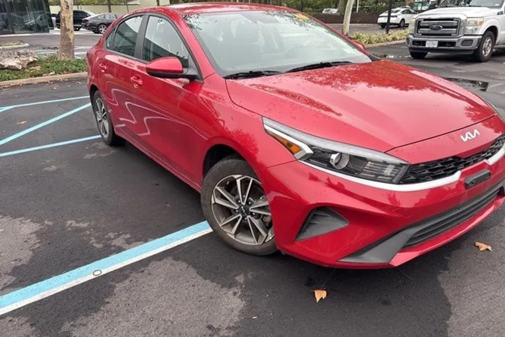 2023 Kia Forte LXS photo 1