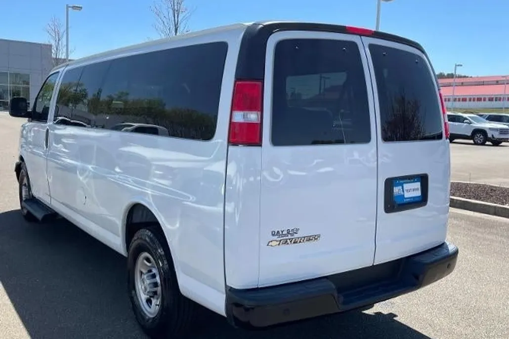 2022 Chevrolet Express Passenger 3500 photo 1