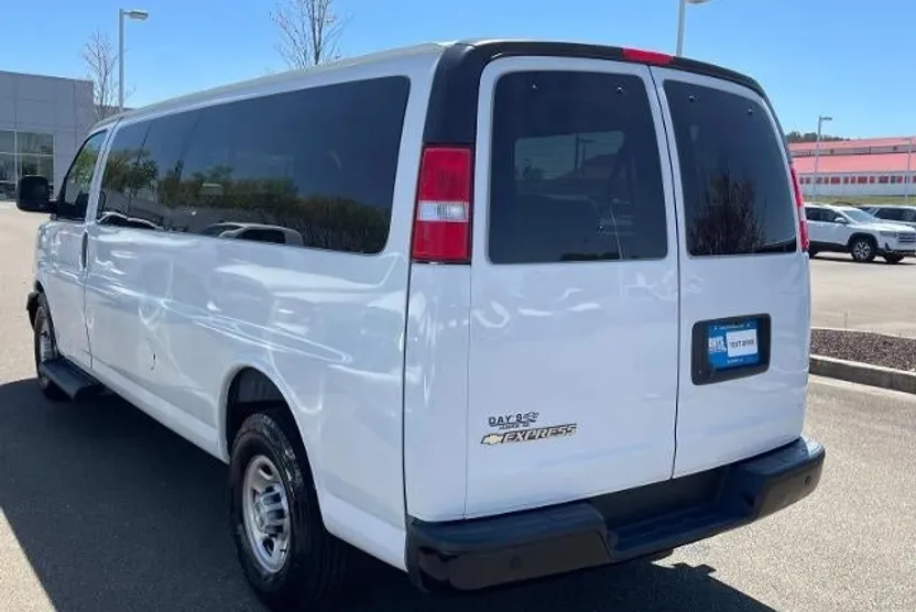 2022 Chevrolet Express Passenger 3500 photo 1