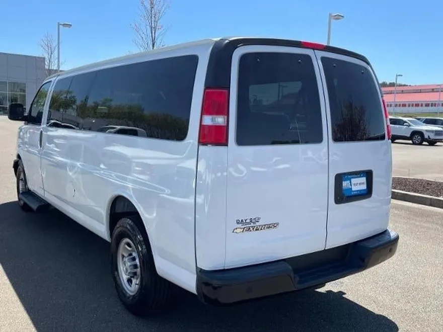 2022 Chevrolet Express Passenger 3500 photo 1