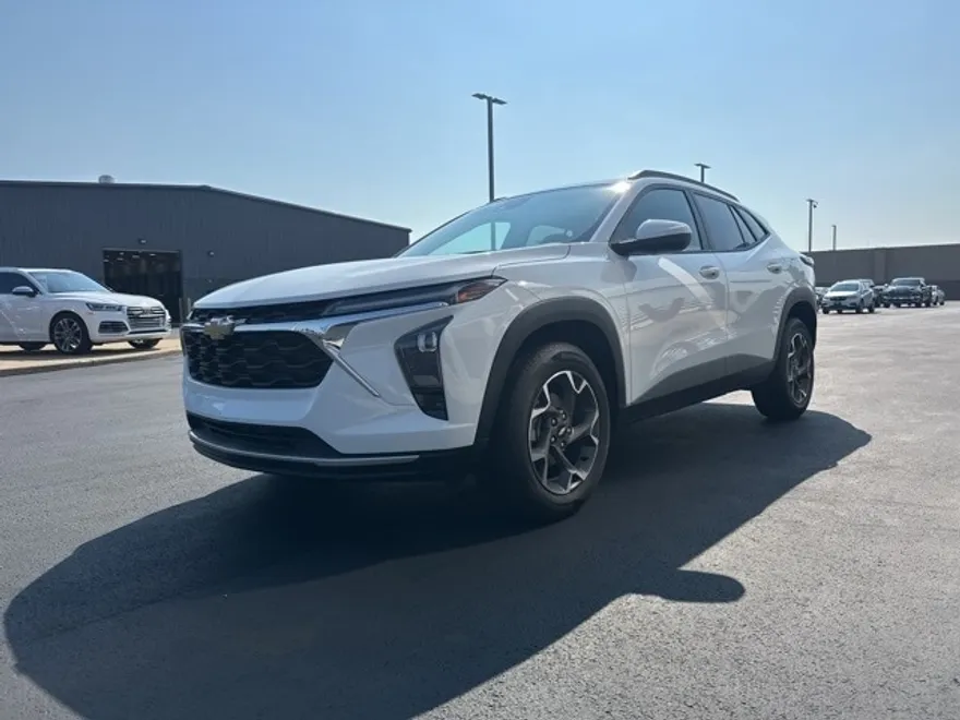 2024 Chevrolet Trax LT photo 1