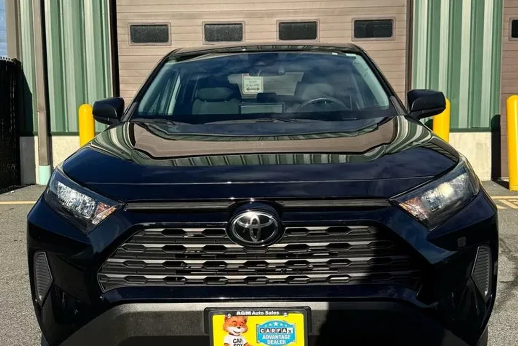 2022 Toyota RAV4 LE photo 1
