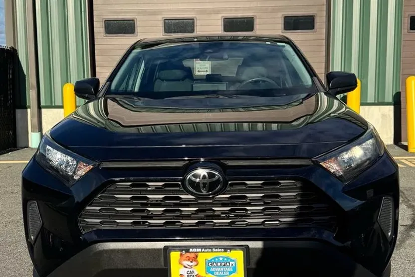 2022 Toyota RAV4 LE photo 1