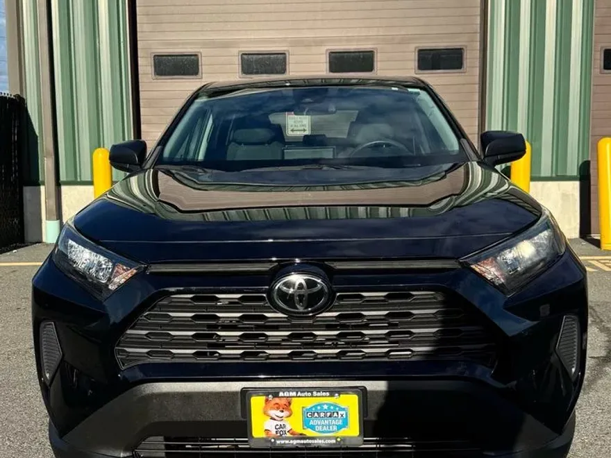 2022 Toyota RAV4 LE photo 1