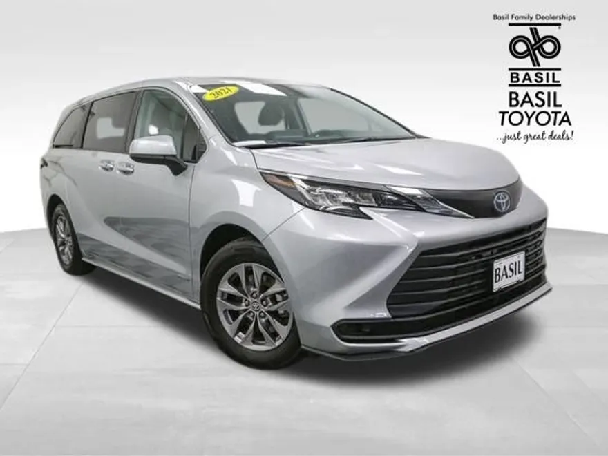 2021 Toyota Sienna LE photo 1