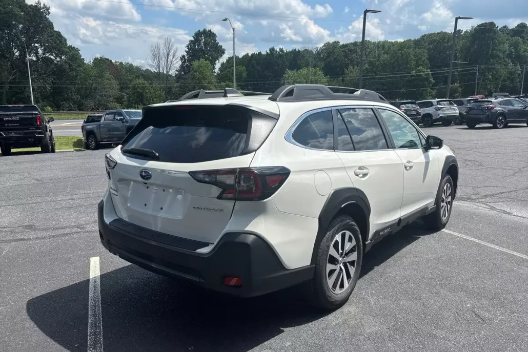 2025 Subaru Outback Premium photo 1