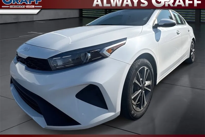 2023 Kia Forte LXS photo 1