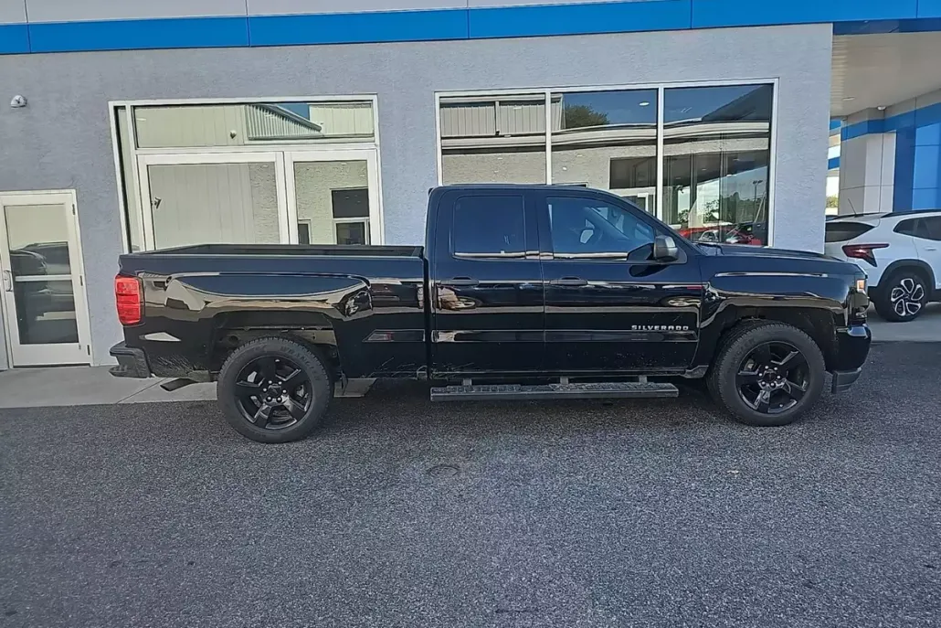 2018 Chevrolet Silverado 1500 Custom photo 1