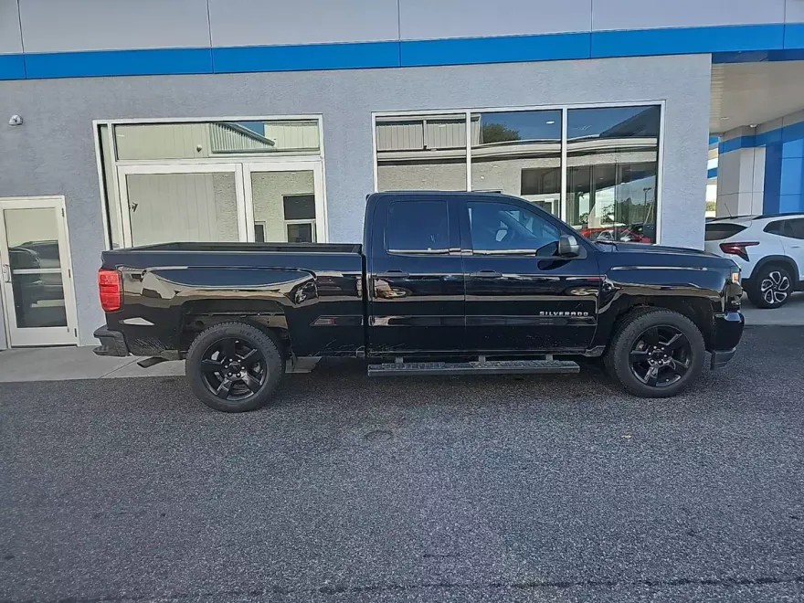 2018 Chevrolet Silverado 1500 Custom photo 1