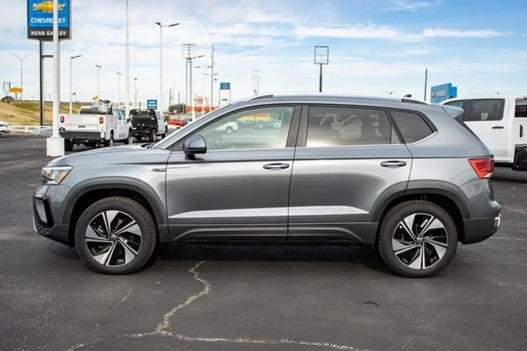 2024 Volkswagen Taos SE photo 1