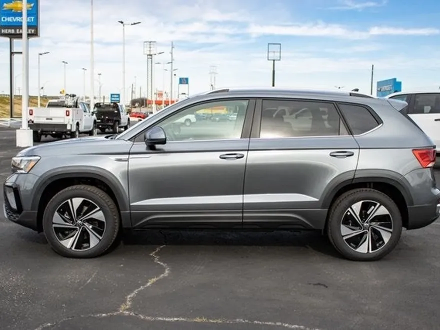 2024 Volkswagen Taos SE photo 1