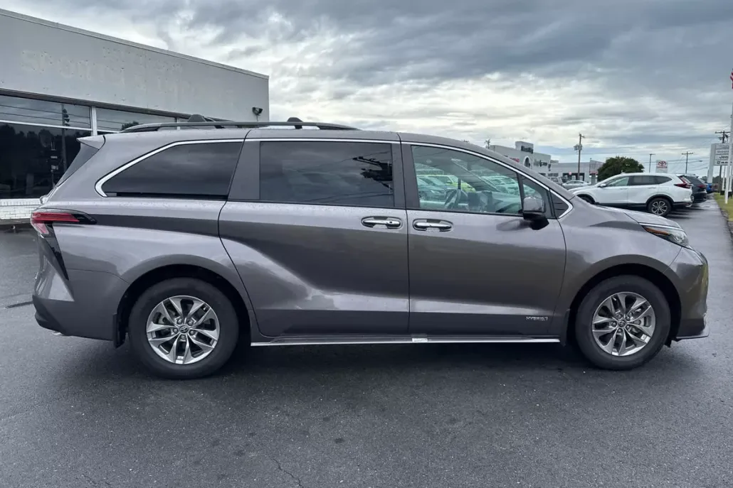 2021 Toyota Sienna XLE photo 1