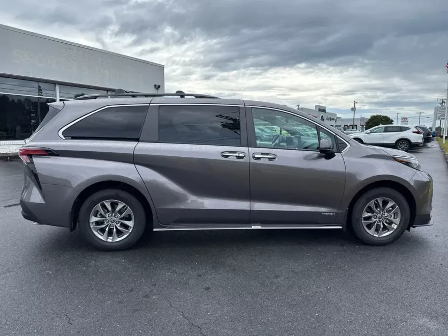 2021 Toyota Sienna XLE photo 1