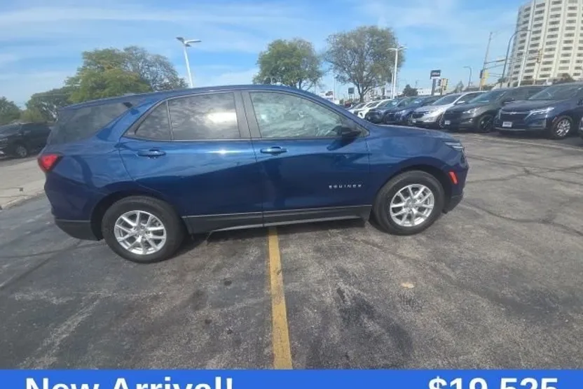 2022 Chevrolet Equinox LS photo 1