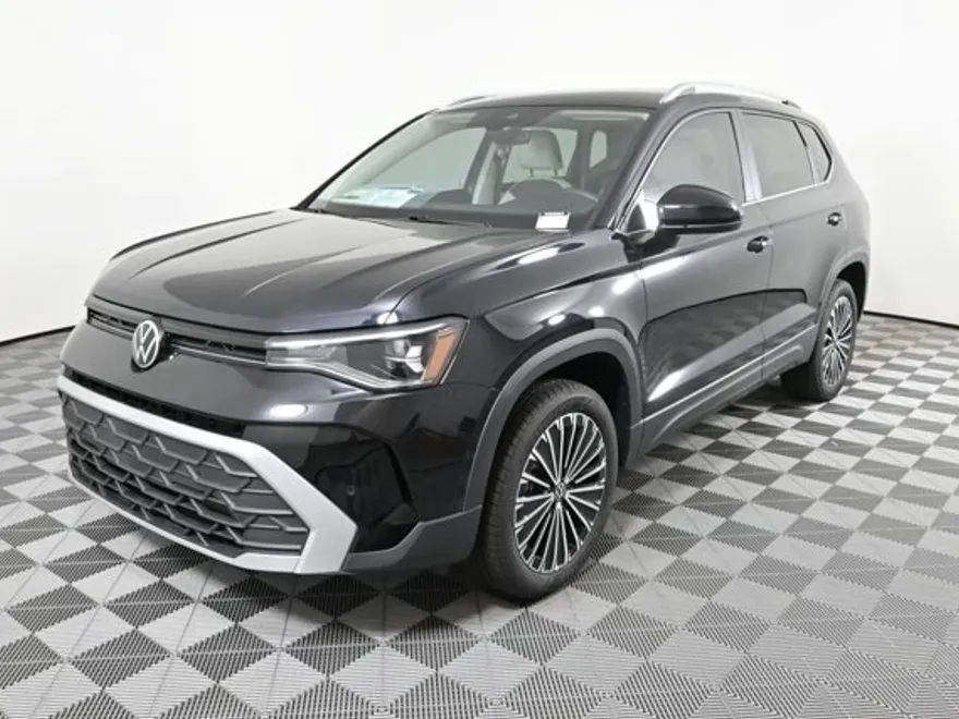2025 Volkswagen Taos SE photo 1