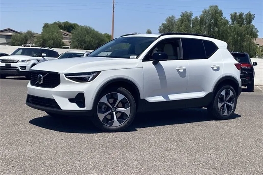 2025 Volvo XC40 Plus photo 1