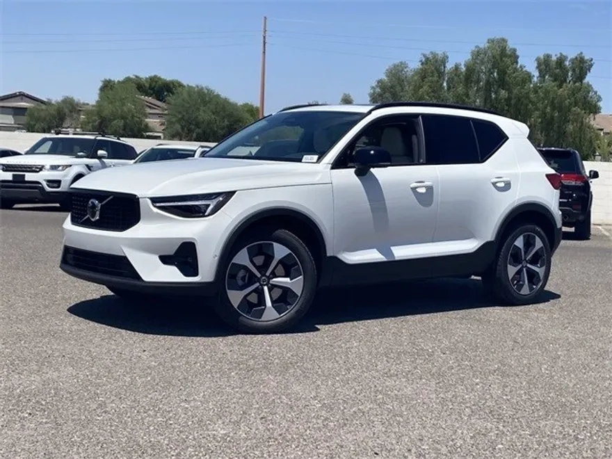2025 Volvo XC40 Plus photo 1