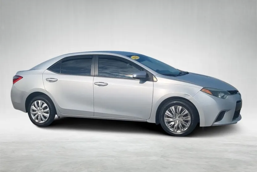 2015 Toyota Corolla LE photo 1