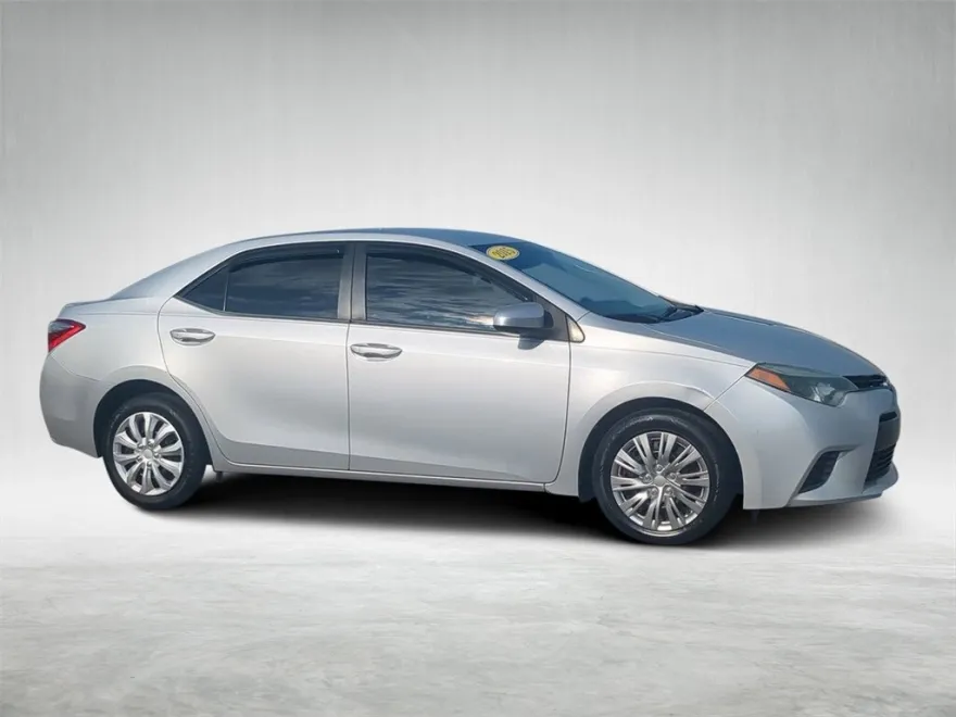 2015 Toyota Corolla LE photo 1