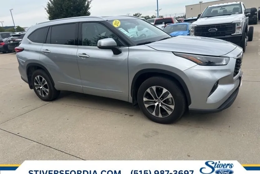 2022 Toyota Highlander XLE photo 1
