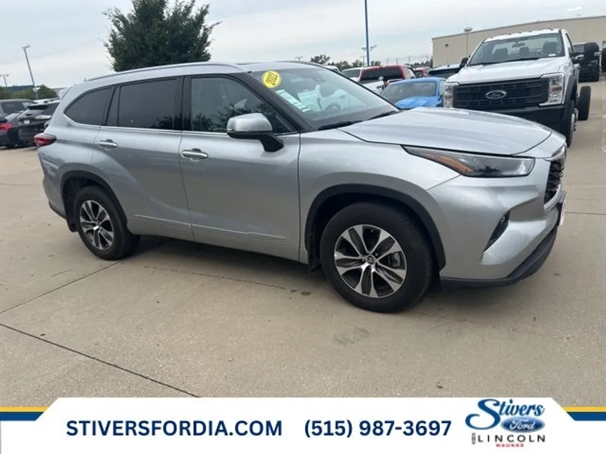 2022 Toyota Highlander XLE photo 1