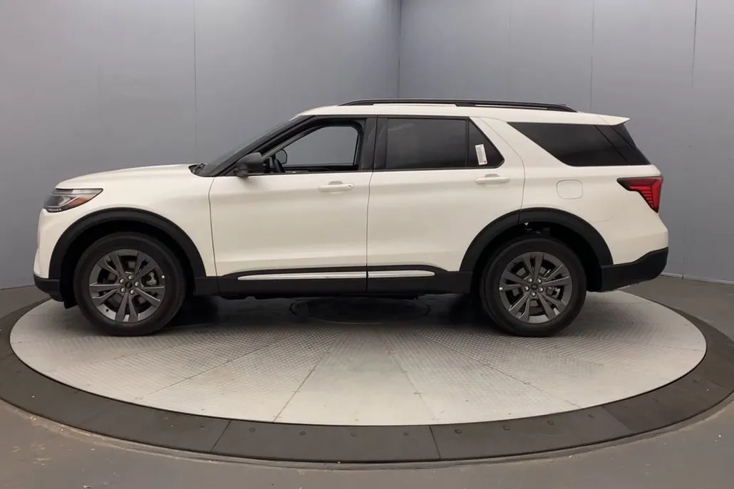 2025 Ford Explorer photo 1