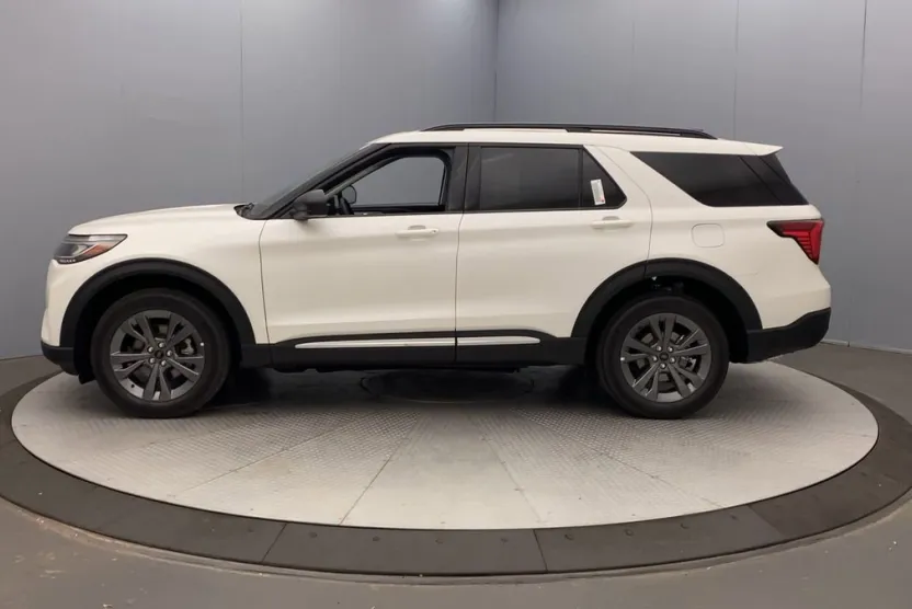 2025 Ford Explorer photo 1