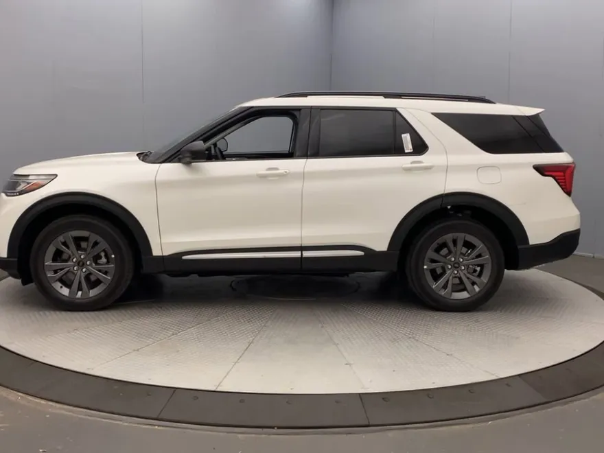 2025 Ford Explorer photo 1