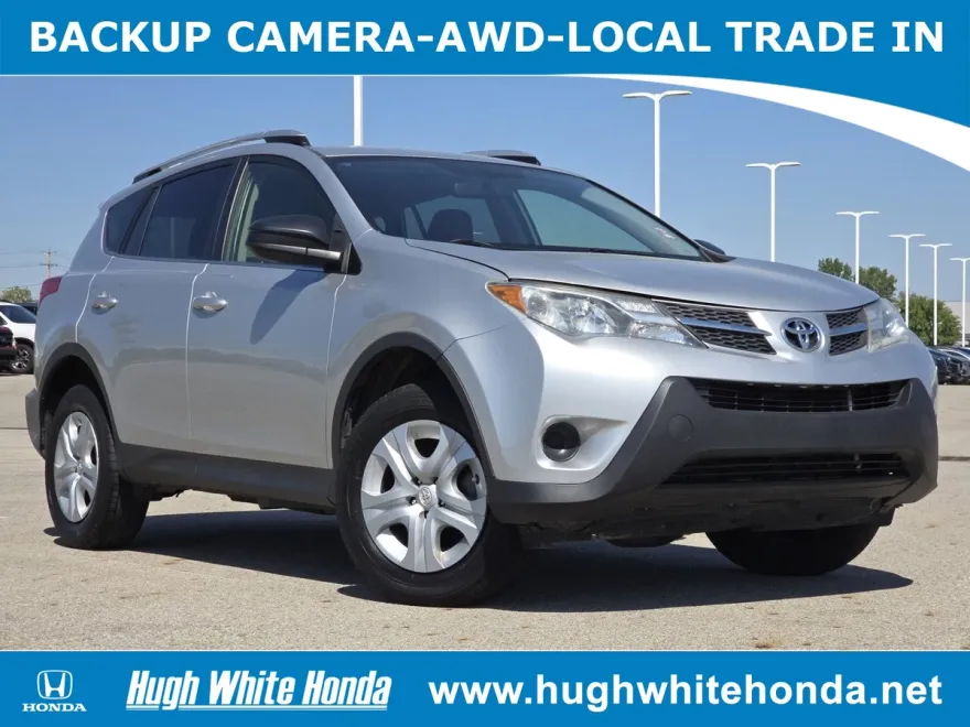 2015 Toyota RAV4 LE photo 1