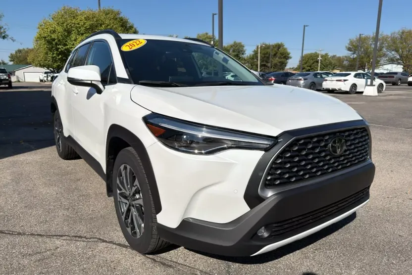 2022 Toyota Corolla Cross XLE photo 1