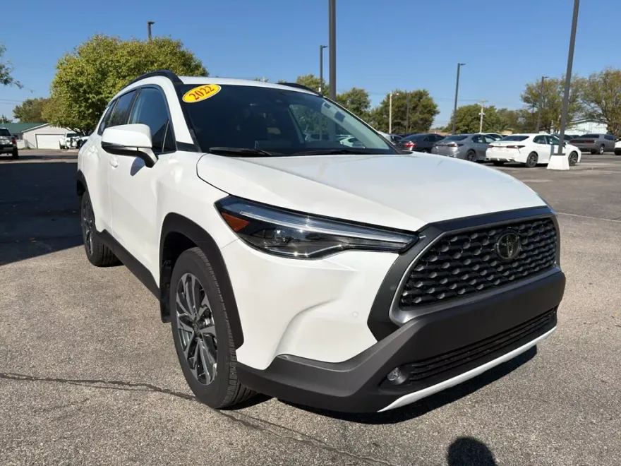 2022 Toyota Corolla Cross XLE photo 1