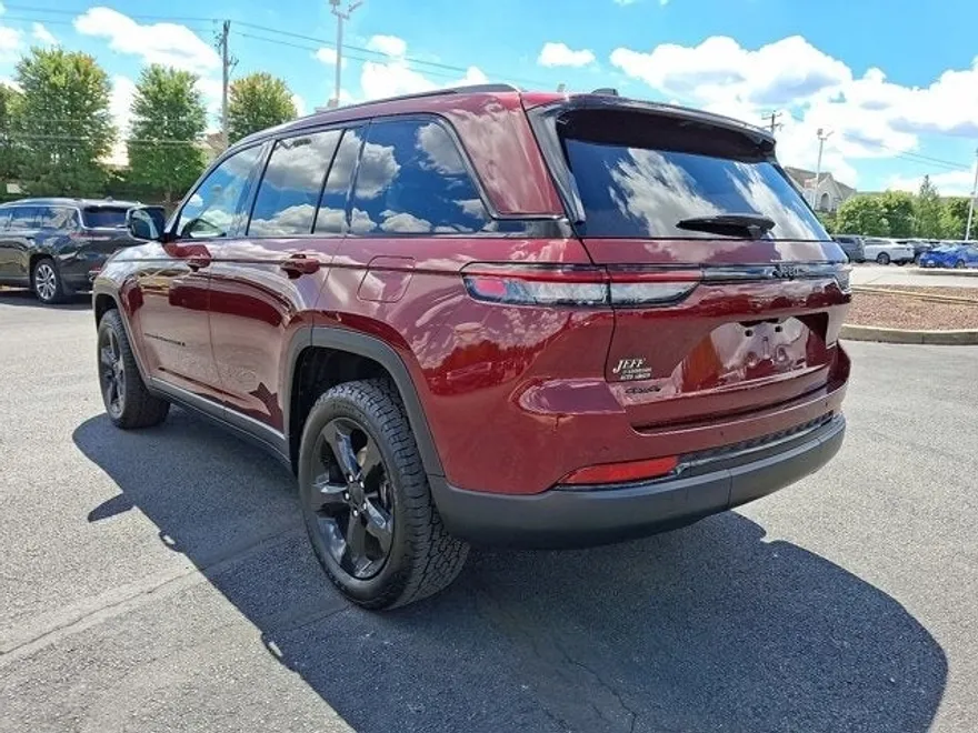 2022 Jeep Grand Cherokee Altitude photo 1