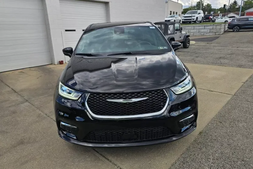 2025 Chrysler Pacifica photo 1
