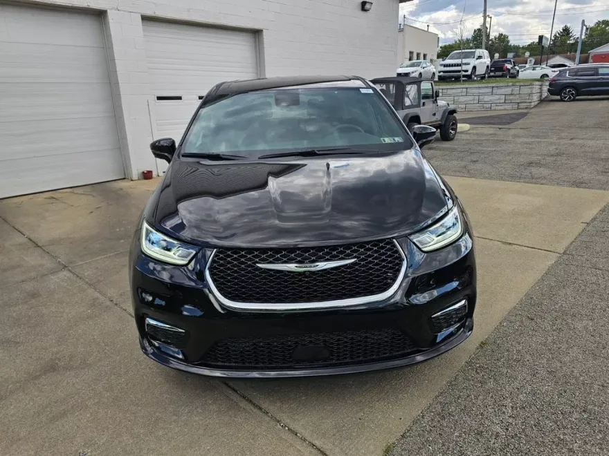 2025 Chrysler Pacifica photo 1