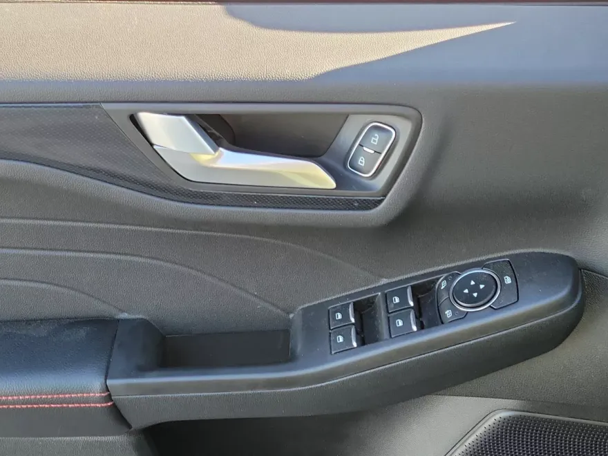 2025 Ford Escape ST-Line photo 1