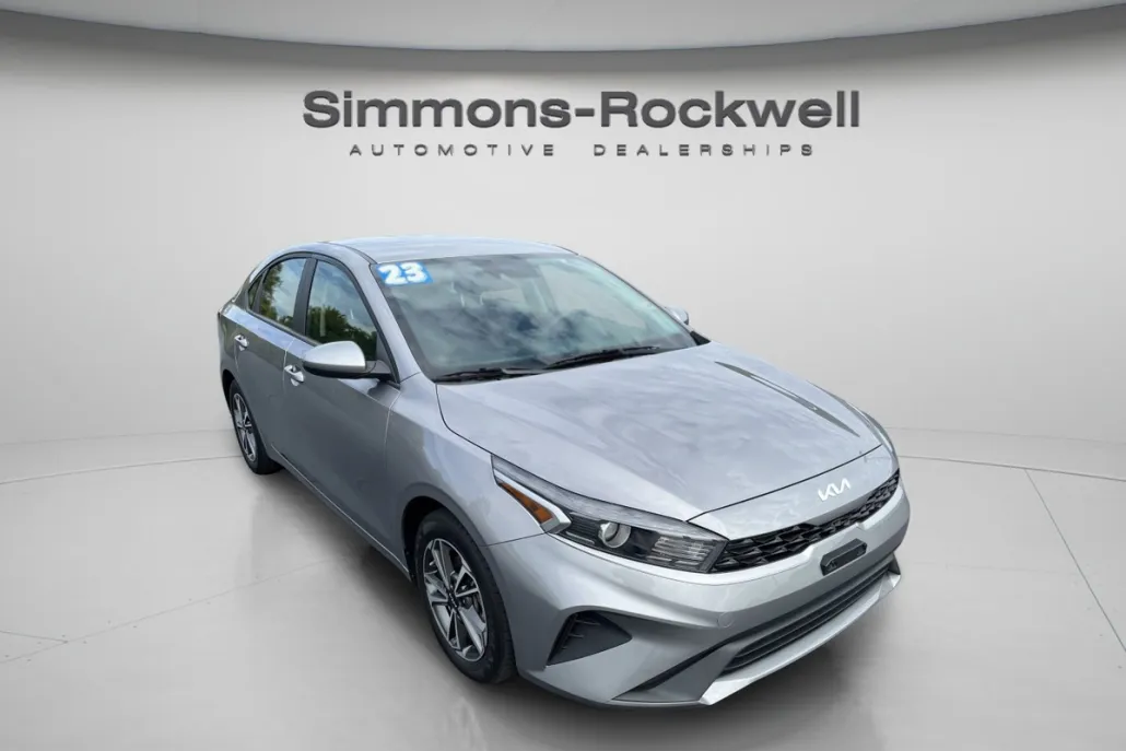 2023 Kia Forte LXS photo 1