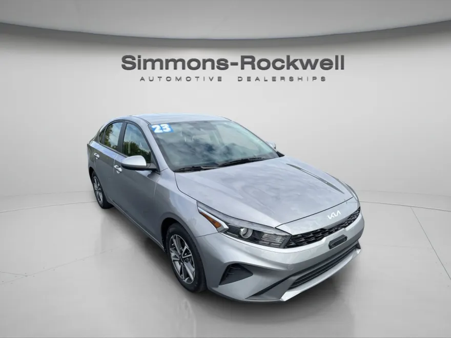 2023 Kia Forte LXS photo 1