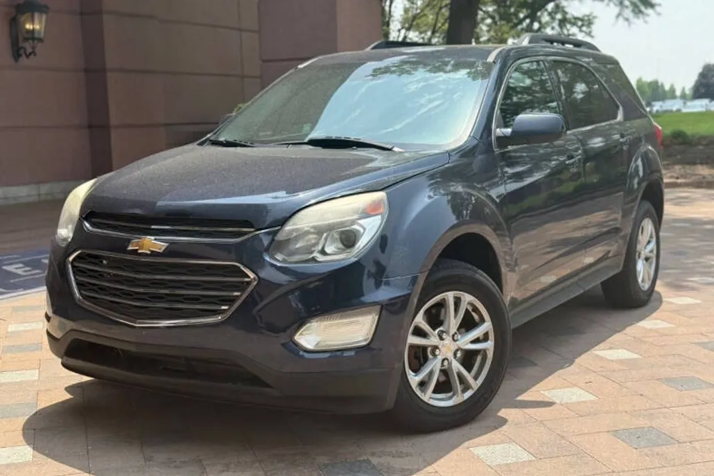 2017 Chevrolet Equinox LT photo 1
