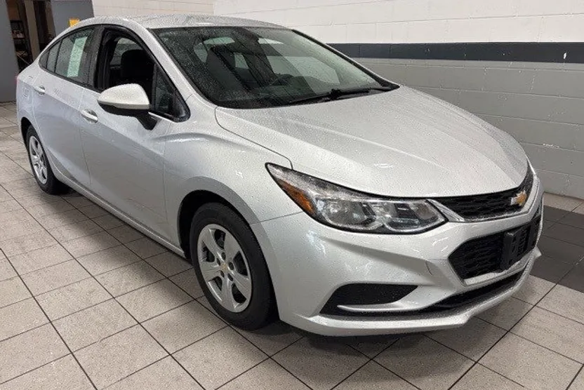 2017 Chevrolet Cruze LS photo 1