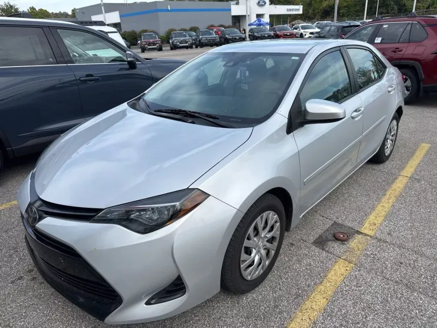 2019 Toyota Corolla LE photo 1