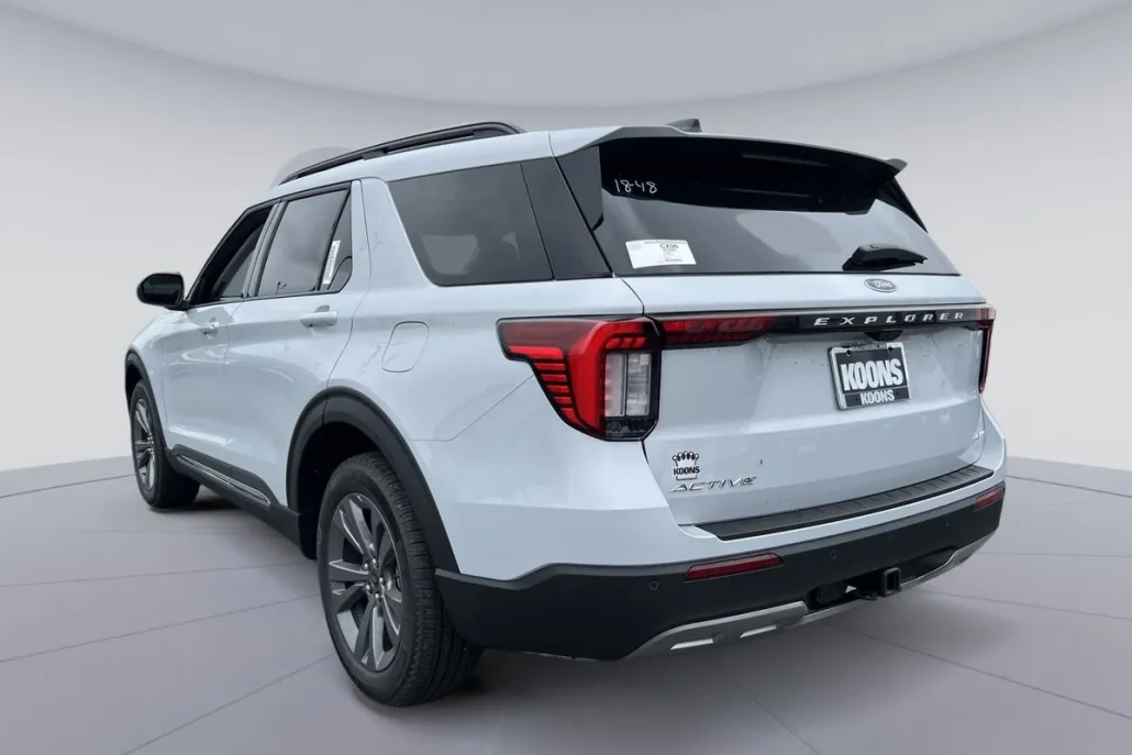2025 Ford Explorer photo 1
