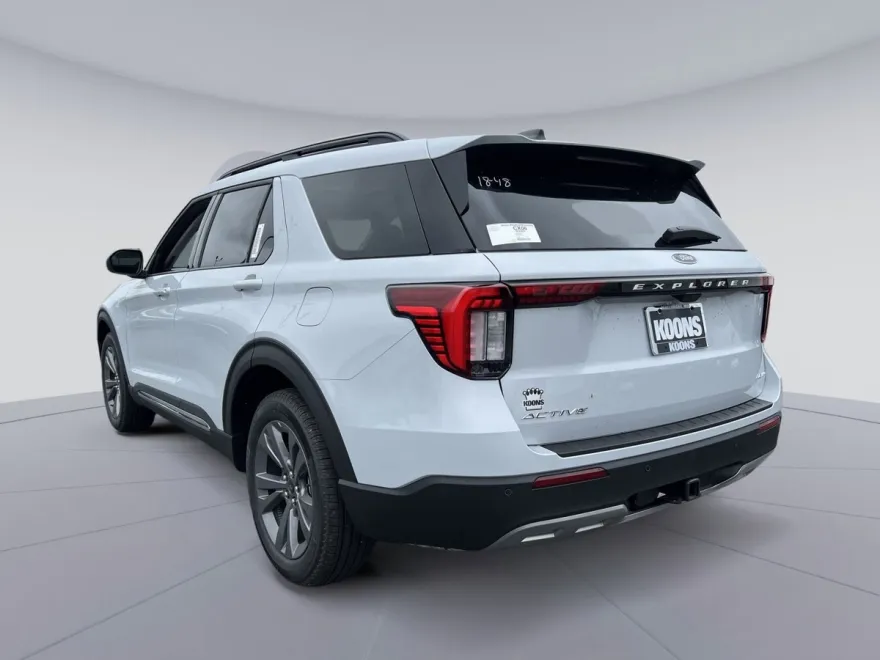 2025 Ford Explorer photo 1