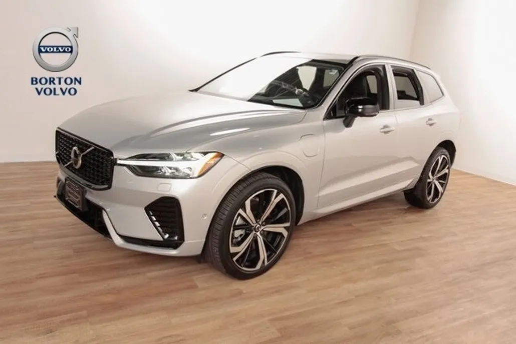 2025 Volvo XC60 Hybrid T8 photo 1